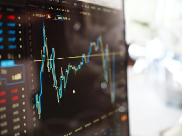 Perbandingan Broker Lokal Vs Internasional Mana Lebih Baik