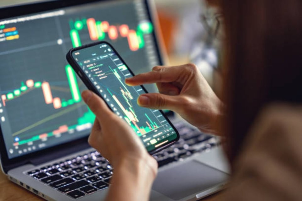 Perbandingan Broker Lokal Vs Internasional