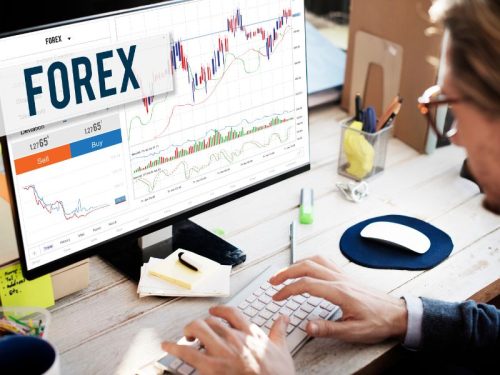 Perbandingan broker forex berdasarkan regulasi dan biaya trading